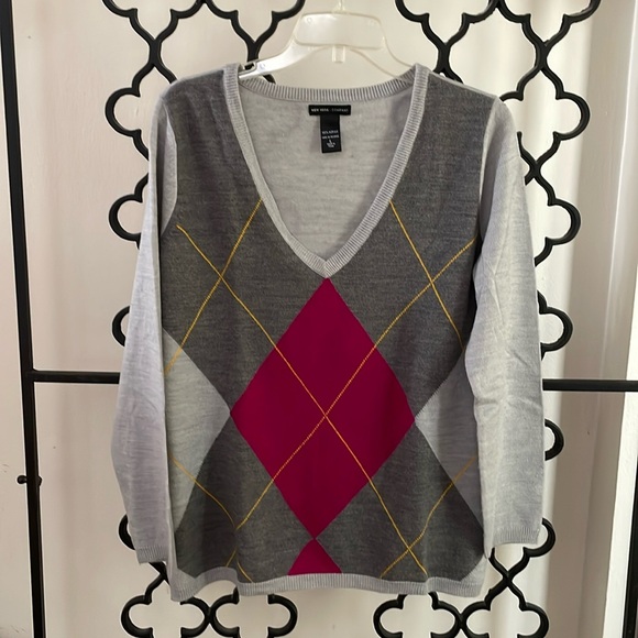 Argyle Grey and Fuchsia V-Neck Seater - Picture 1 of 7